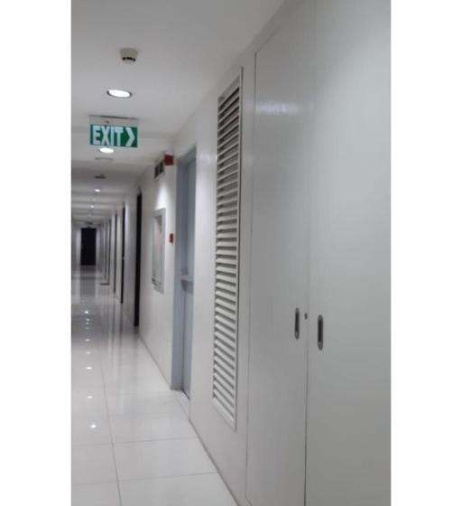 בית מלון כפרי Oyo 699 Forbes Hall