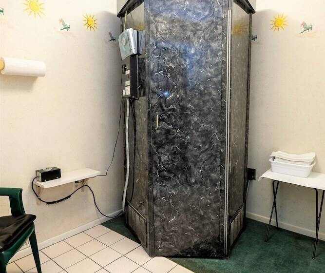 فندق على الطريق Mountain Host Motor Inn