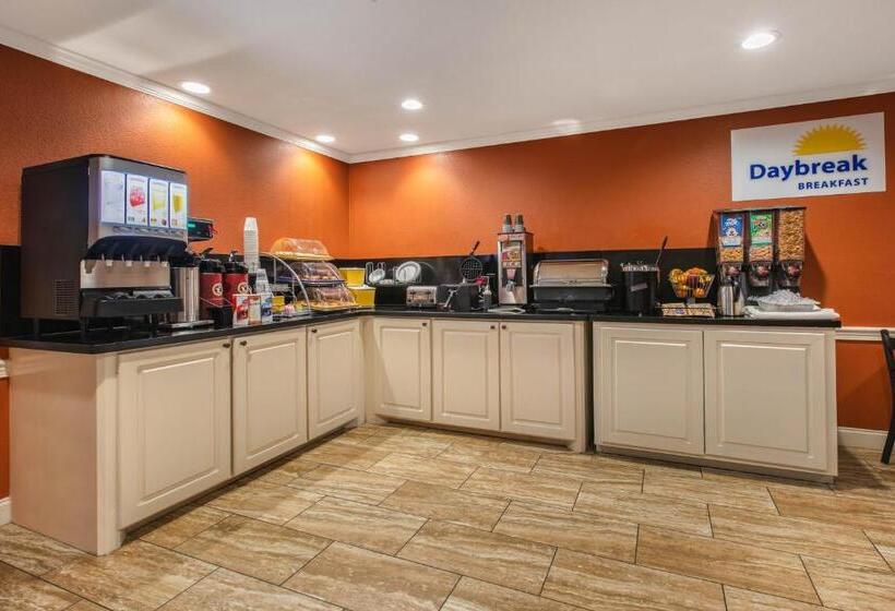 בית מלון כפרי Days Inn & Suites By Wyndham Florence/jackson Area