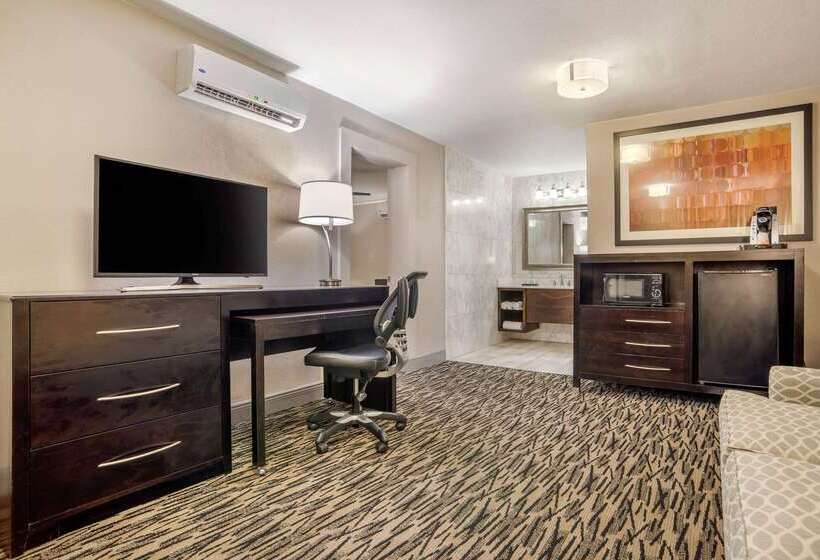 فندق Clarion Inn Conference Center