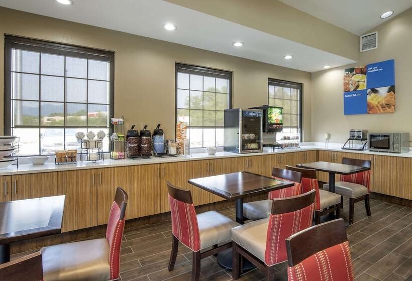 هتل Comfort Inn Near Downtown & Blue Ridge Pkwy