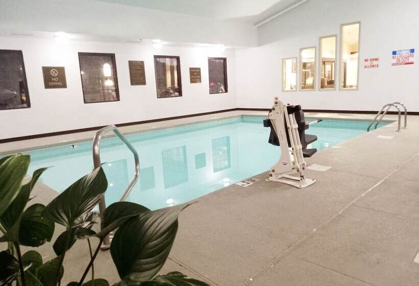 هتل Comfort Inn Near Downtown & Blue Ridge Pkwy