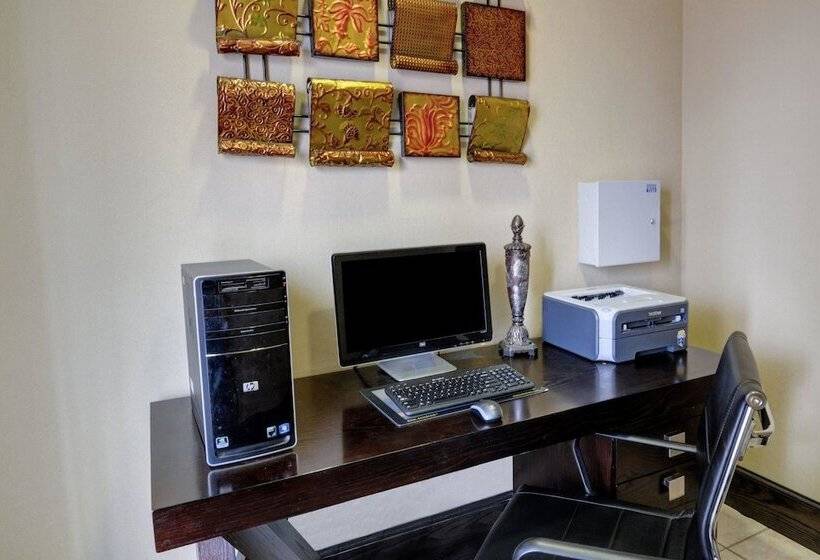 هتل Comfort Inn & Suites