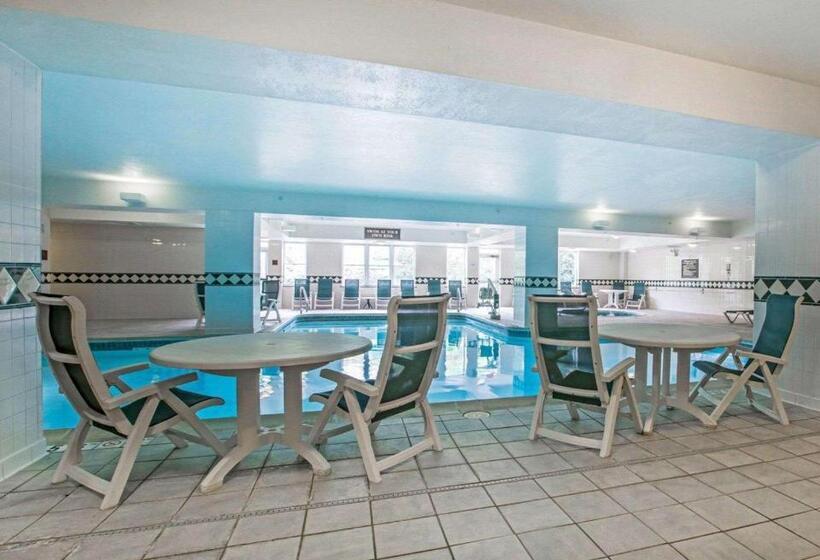 בית מלון כפרי Comfort Inn & Suites Near Burke Mountain