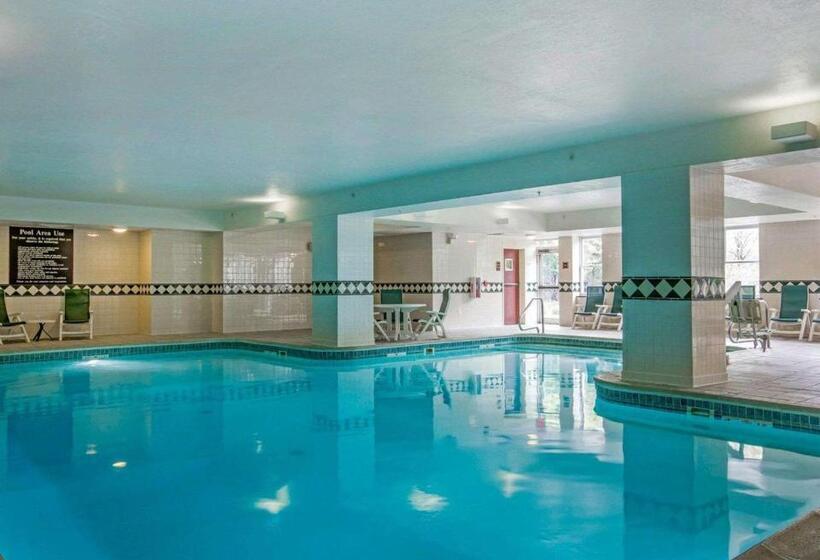 בית מלון כפרי Comfort Inn & Suites Near Burke Mountain