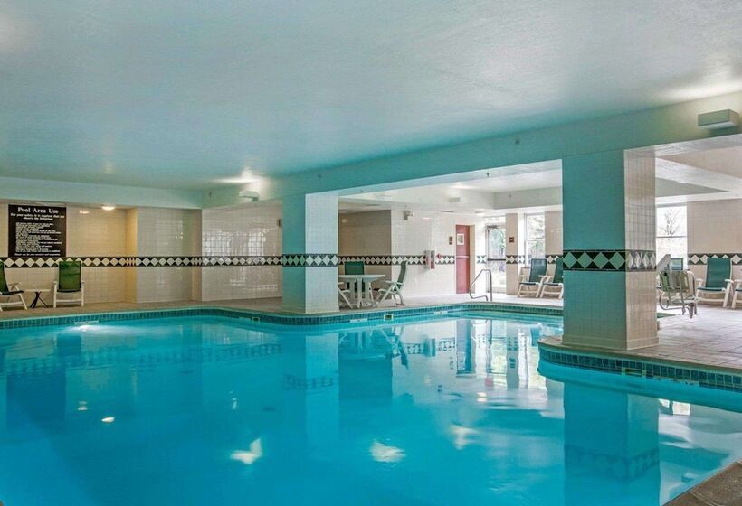 בית מלון כפרי Comfort Inn & Suites Near Burke Mountain