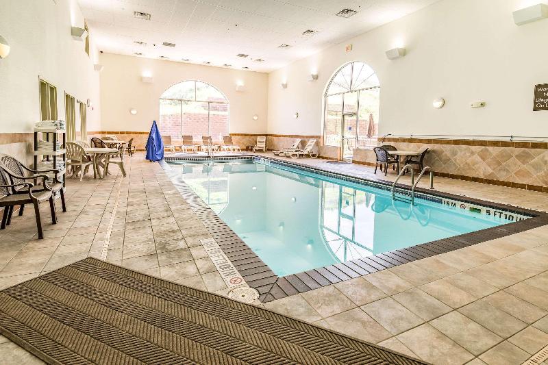 هتل Comfort Inn & Suites