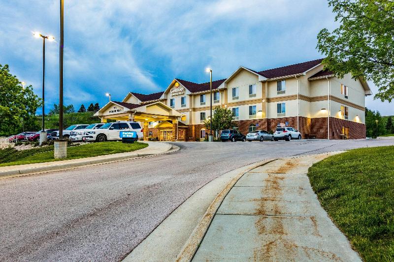 هتل Comfort Inn & Suites