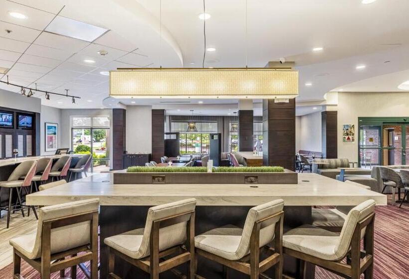 هتل Courtyard By Marriott Boston Waltham