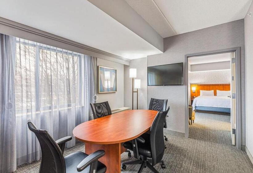 هتل Courtyard By Marriott Boston Waltham