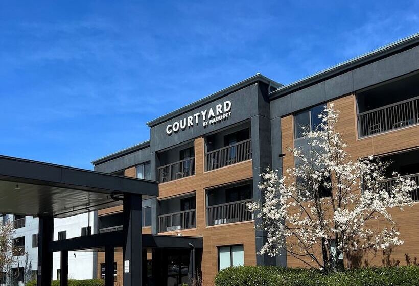 هتل Courtyard Burlington Williston