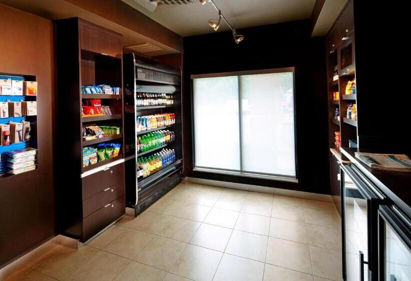 هتل Courtyard Newark Granville