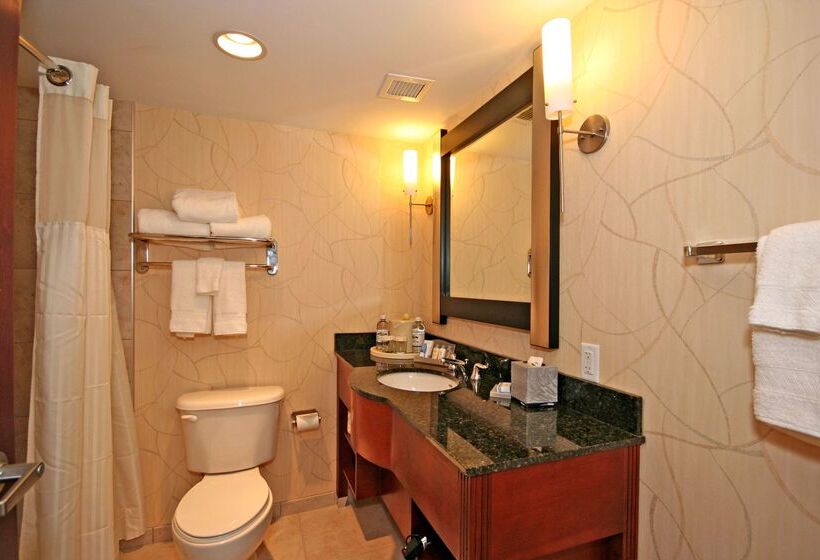 هتل Doubletree By Hilton Greensboro