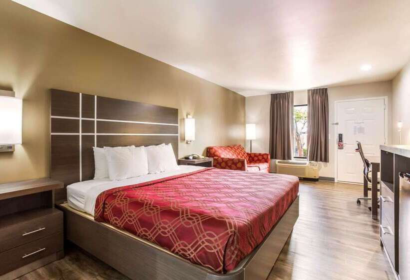 فندق Econo Lodge  Inn & Suites