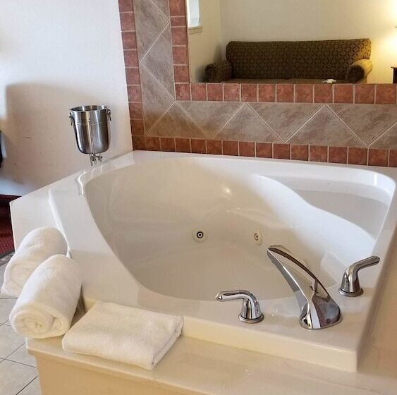 هتل Fairbridge Inn & Suites Cleburne