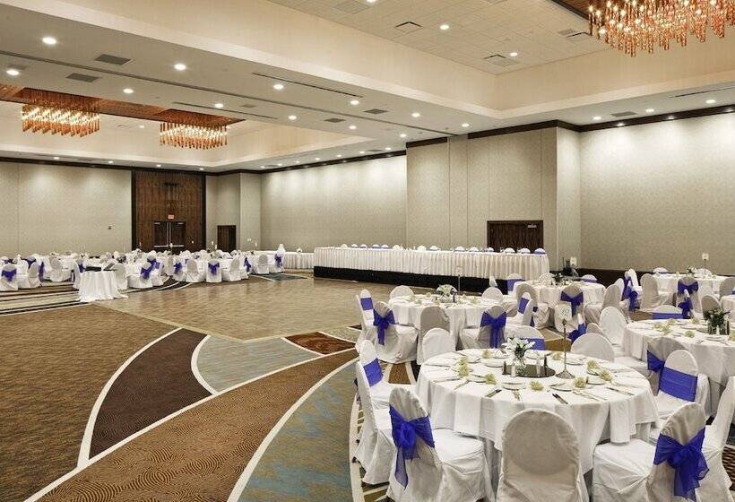 هتل Hilton Omaha