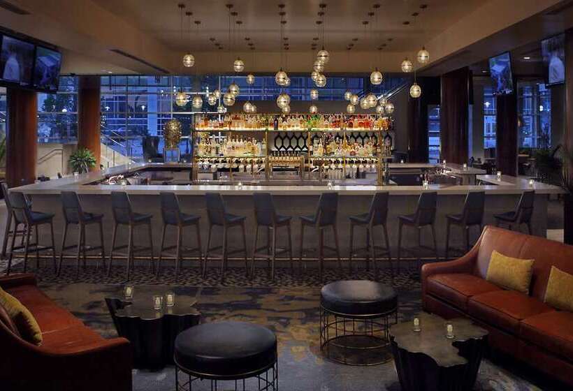 هتل Hilton Omaha