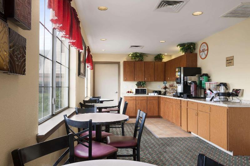 Отель Howard Johnson By Wyndham Grand Prairie Near Lone Star Park