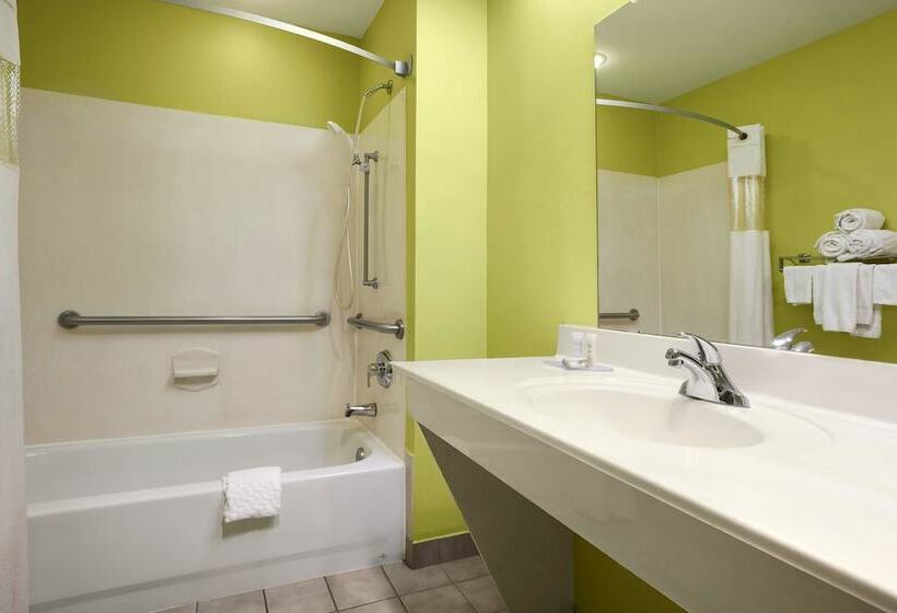 בית מלון כפרי Howard Johnson By Wyndham Grand Prairie Near Lone Star Park