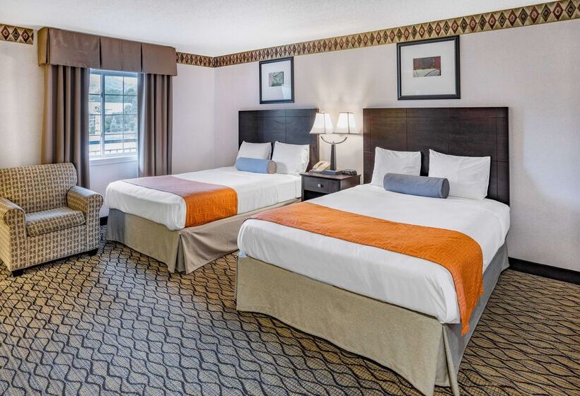 هتل Howard Johnson By Wyndham Lenox