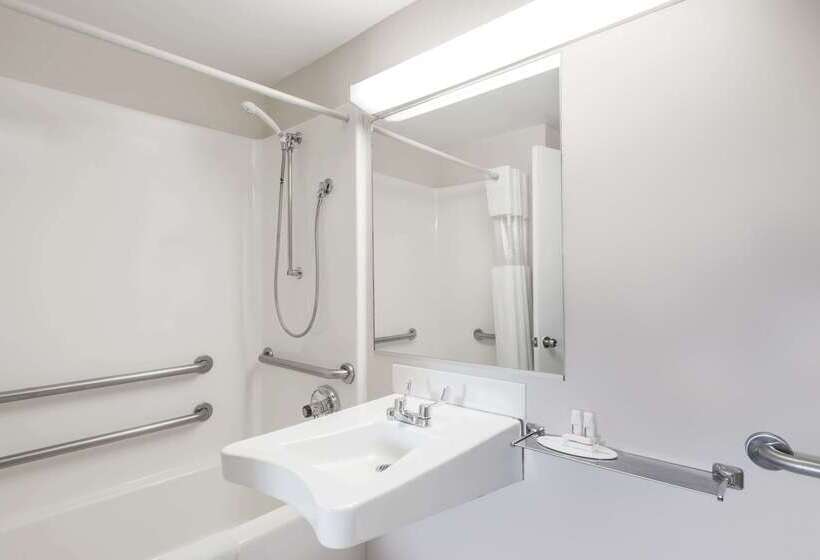 هتل Howard Johnson By Wyndham Lenox