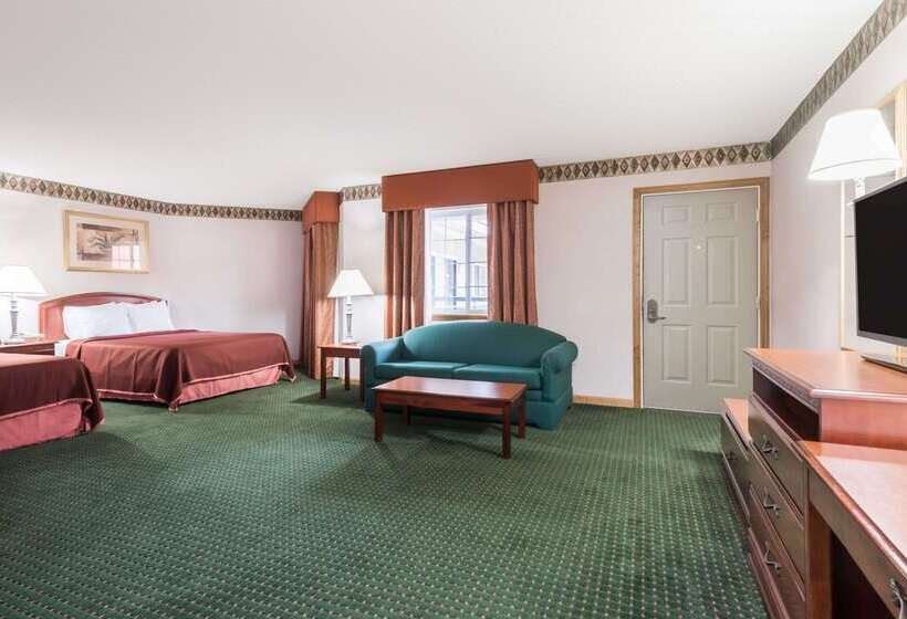 هتل Howard Johnson By Wyndham Lenox