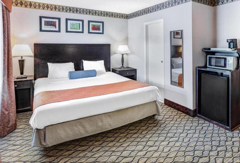 هتل Howard Johnson By Wyndham Lenox