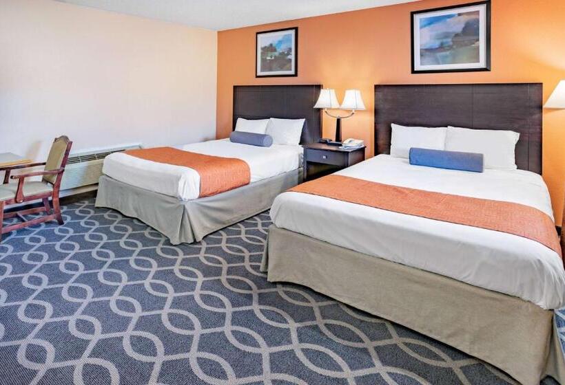 هتل Howard Johnson By Wyndham Lenox