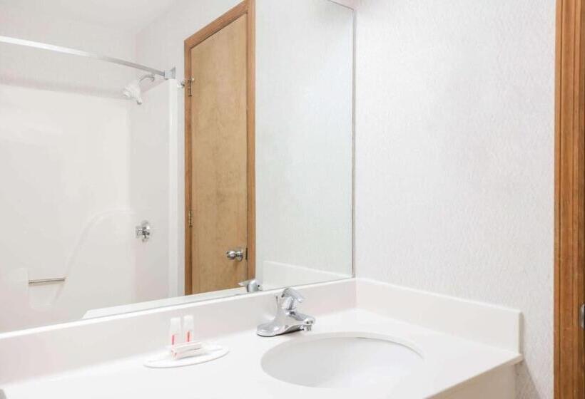 هتل Howard Johnson By Wyndham Lenox