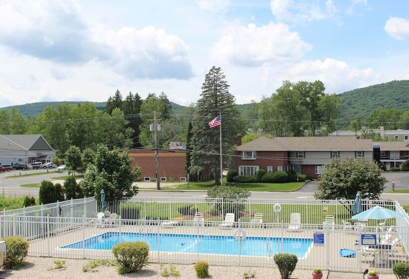 هتل Howard Johnson By Wyndham Lenox