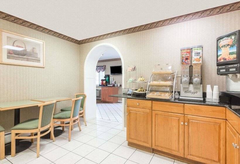 هتل Howard Johnson By Wyndham Lenox