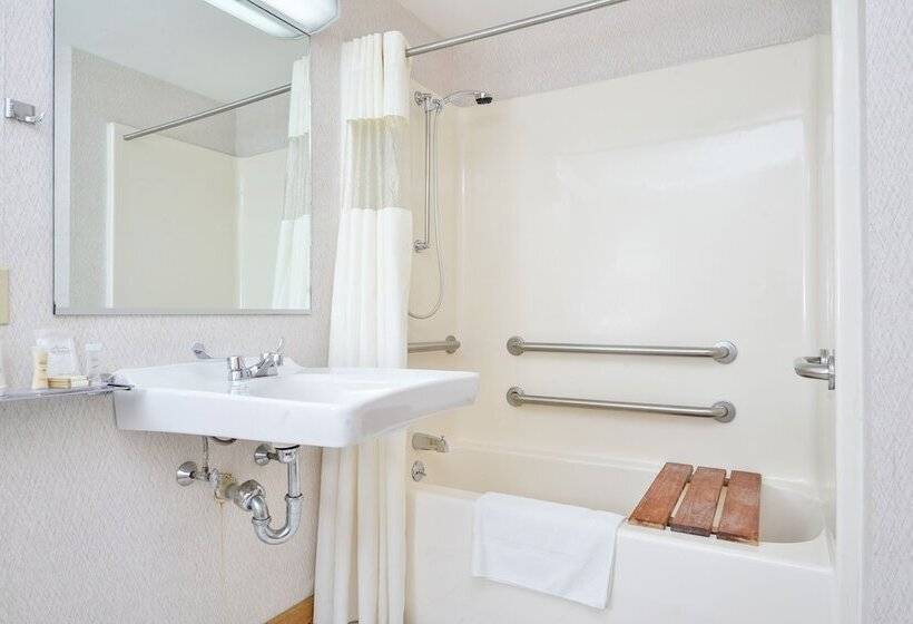 هتل Howard Johnson By Wyndham Lenox