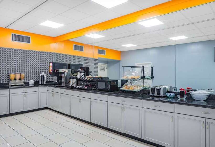 هتل Howard Johnson By Wyndham Staunton
