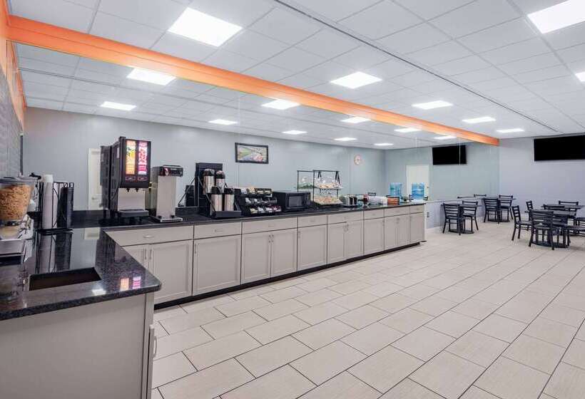 هتل Howard Johnson By Wyndham Staunton