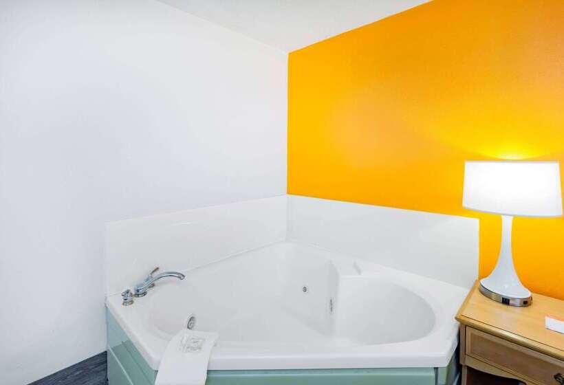 هتل Howard Johnson By Wyndham Staunton