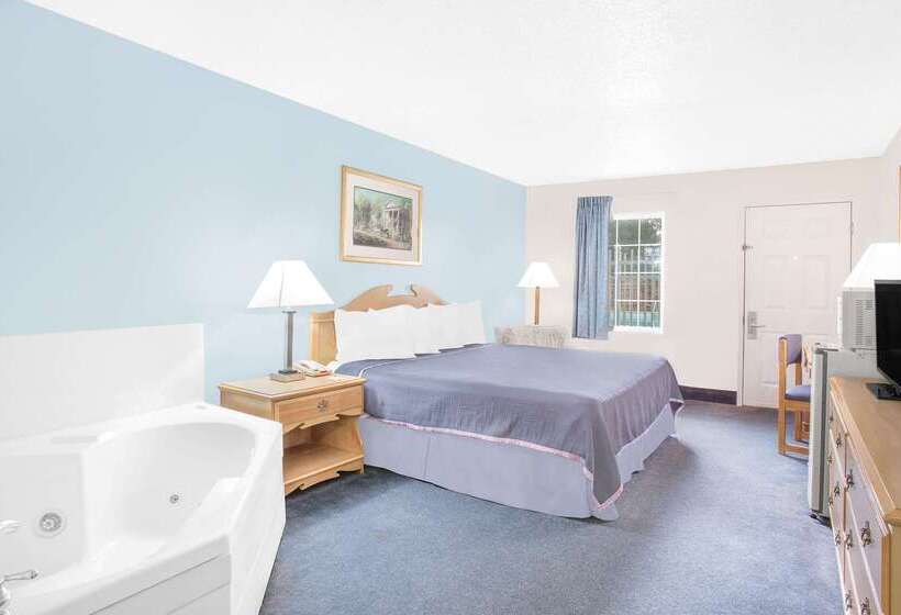 هتل Howard Johnson By Wyndham Staunton