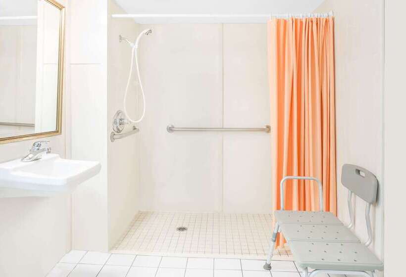 هتل Howard Johnson By Wyndham Staunton