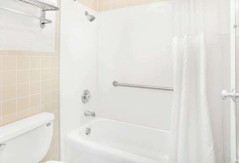 هتل Howard Johnson By Wyndham Staunton