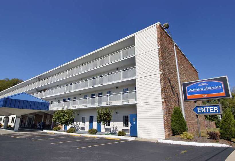 هتل Howard Johnson By Wyndham Staunton