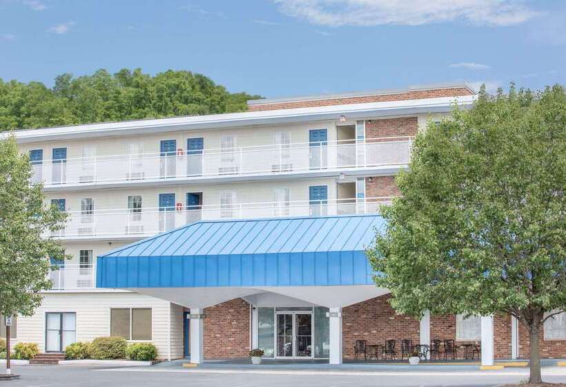 هتل Howard Johnson By Wyndham Staunton