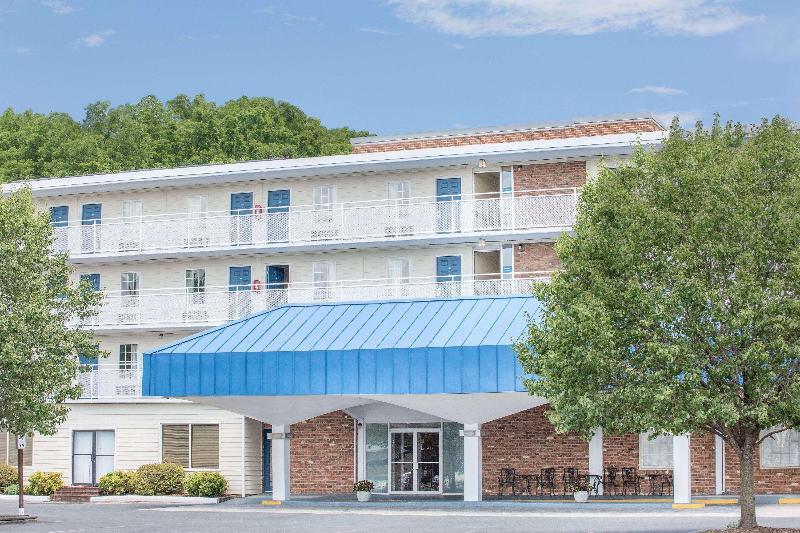 هتل Howard Johnson By Wyndham Staunton