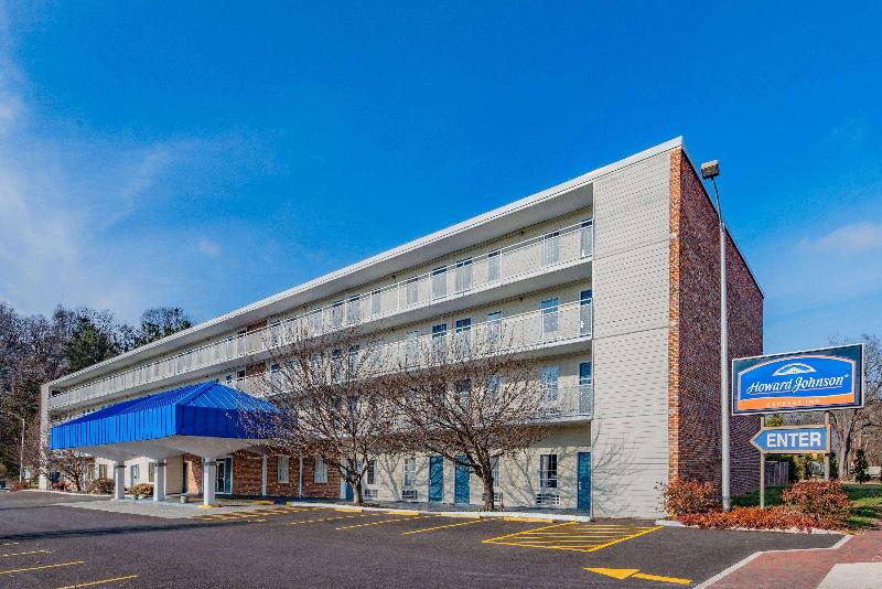 هتل Howard Johnson By Wyndham Staunton