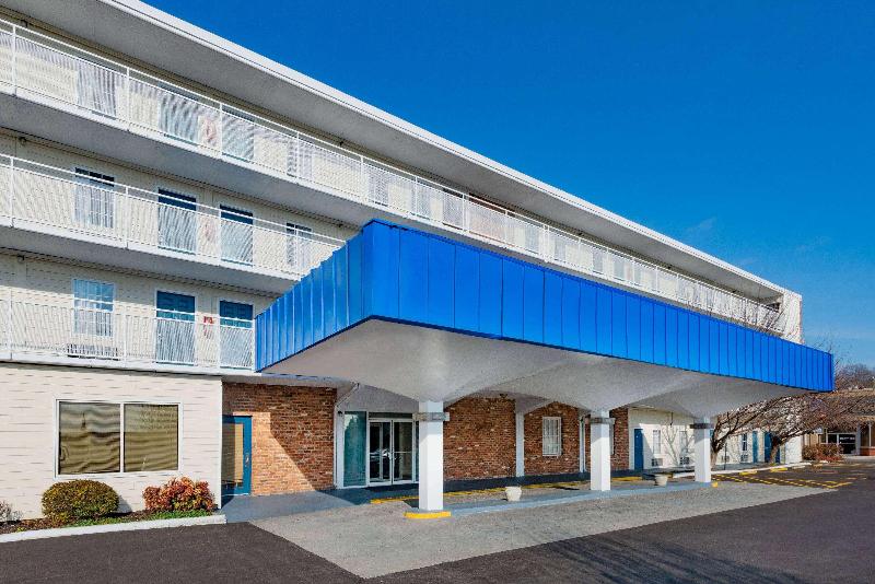 هتل Howard Johnson By Wyndham Staunton
