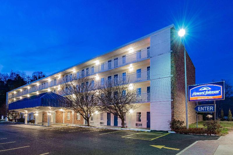 هتل Howard Johnson By Wyndham Staunton