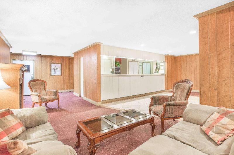 هتل Howard Johnson By Wyndham Staunton