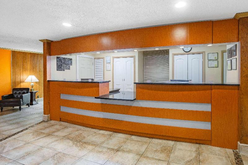 هتل Howard Johnson By Wyndham Staunton