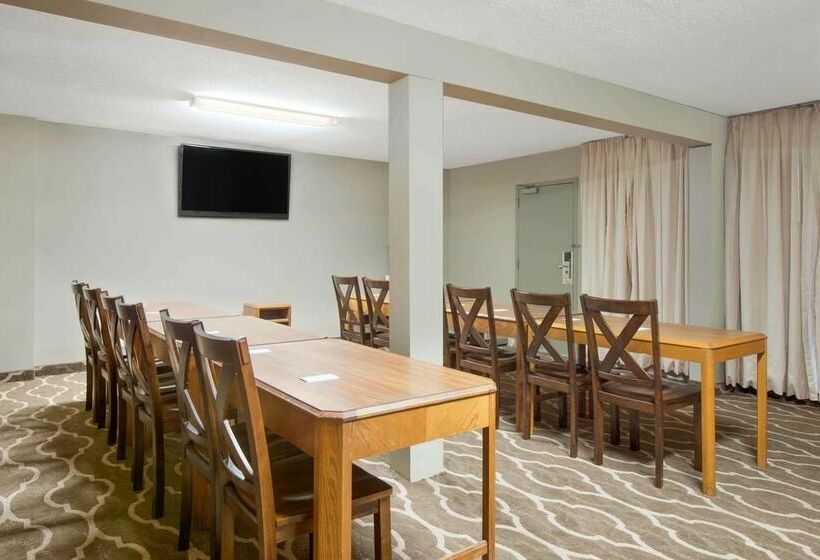 فندق Super 8 By Wyndham Brook Park/cleveland