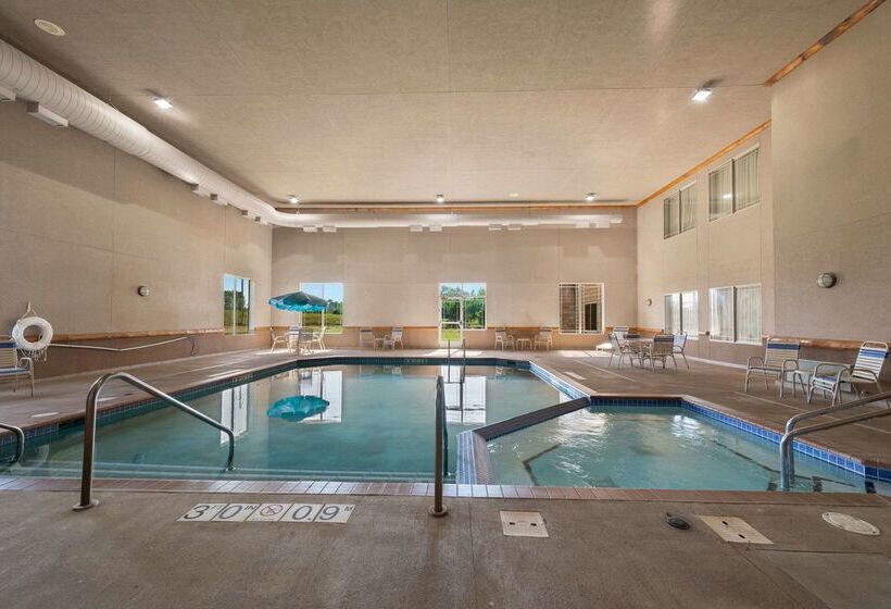בית מלון כפרי Rodeway Inn & Suites