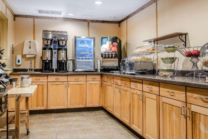 בית מלון כפרי Rodeway Inn & Suites