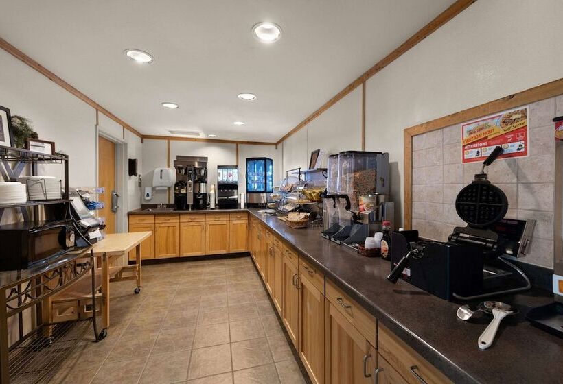 בית מלון כפרי Rodeway Inn & Suites